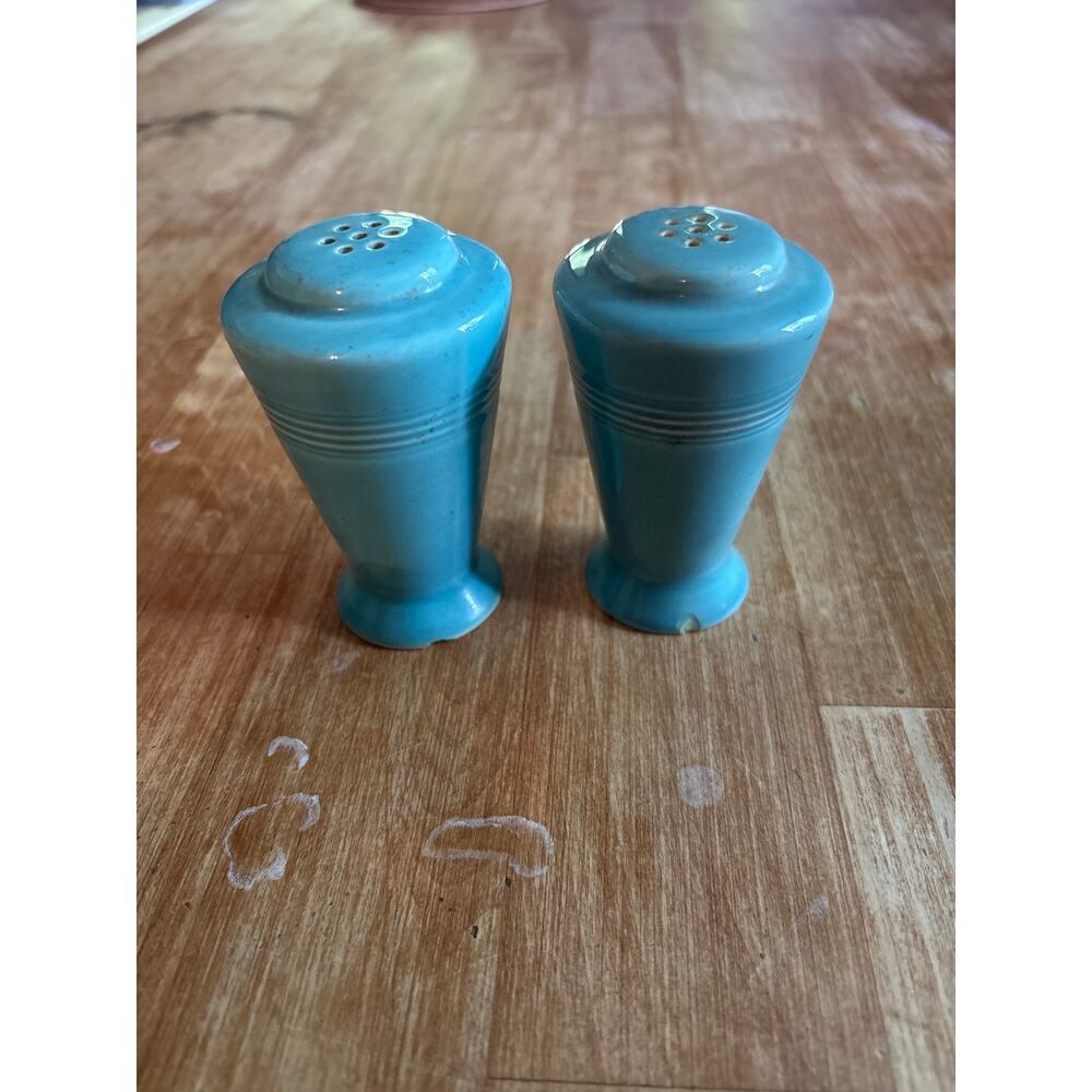 VINTAGE FIESTA HARLEQUIN HOMER & LAUGHLIN SALT & PEPPER SHAKERS - TEAL